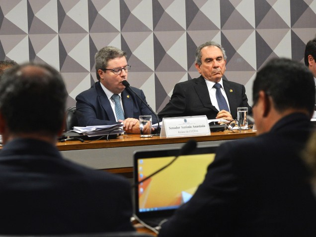 O relator da Comissão de Impeachment no Senado, Antonio Anastasia (PSDB-MG)(e), e o presidente Raimundo Lira (PMDB-PB) (d) antes do início da apresentação do relatório com seu parecer sobre o pedido de impedimento da presidente Dilma Rousseff, no Congresso Nacional, em Brasília - 04/05/2016