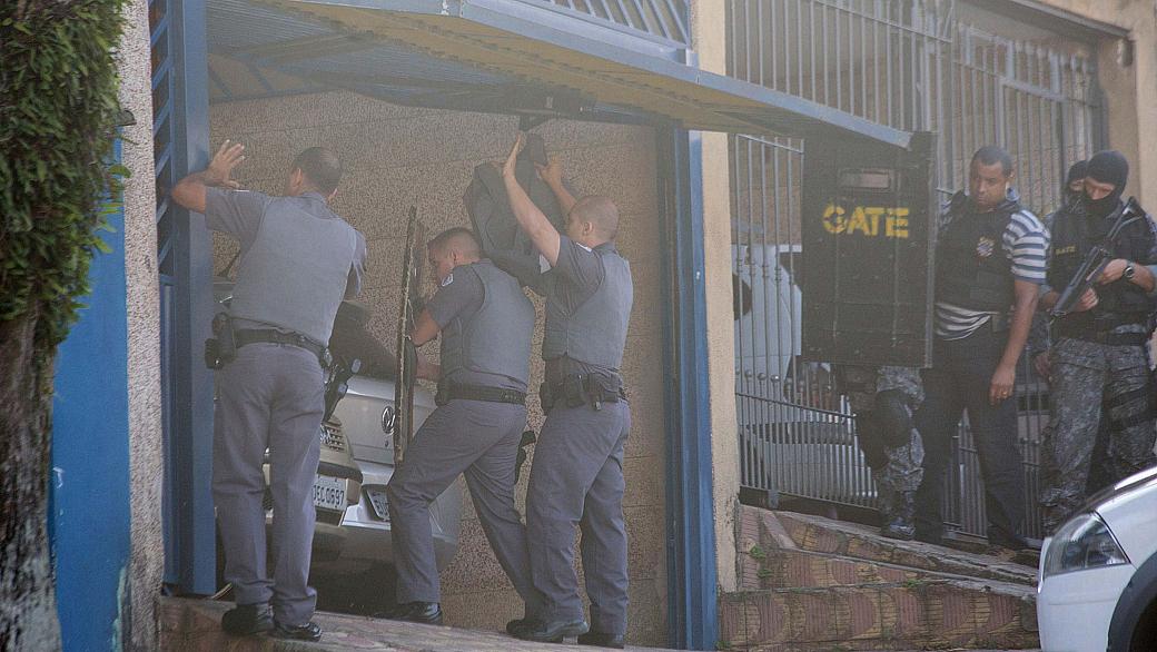 Bandidos fizeram família refém na Rua Coronel João de Oliveira Melo