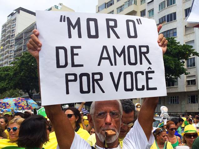 Juiz Sérgio Moro é homenageado em cartazes, durante protestos contra o governo, na Praia de Copacabana, no Rio de Janeiro (RJ), neste domingo (13)