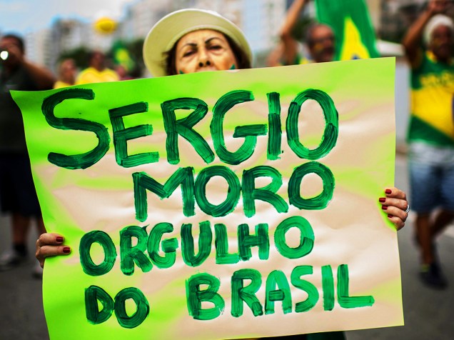 Cartaz ao juiz Sérgio Moro, durante protesto na Praia de Copacabana, no Rio de Janeiro (RJ), neste domingo (13)