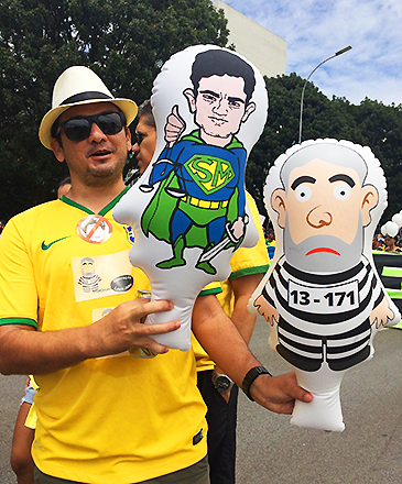 Manifestante com boneco de Sérgio Moro, nos protestos contra o governo neste domingo (13)