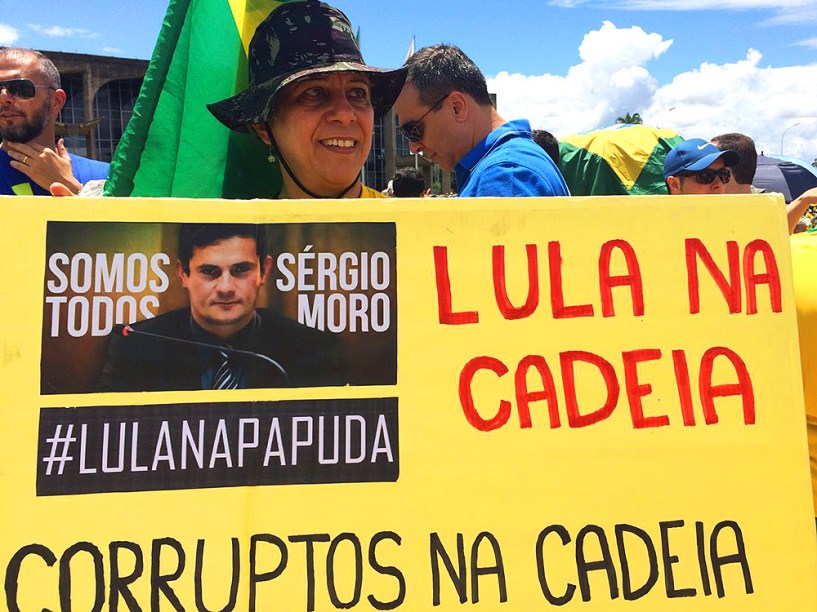 Manifestante com cartaz, em apoio ao juiz Sérgio Moro