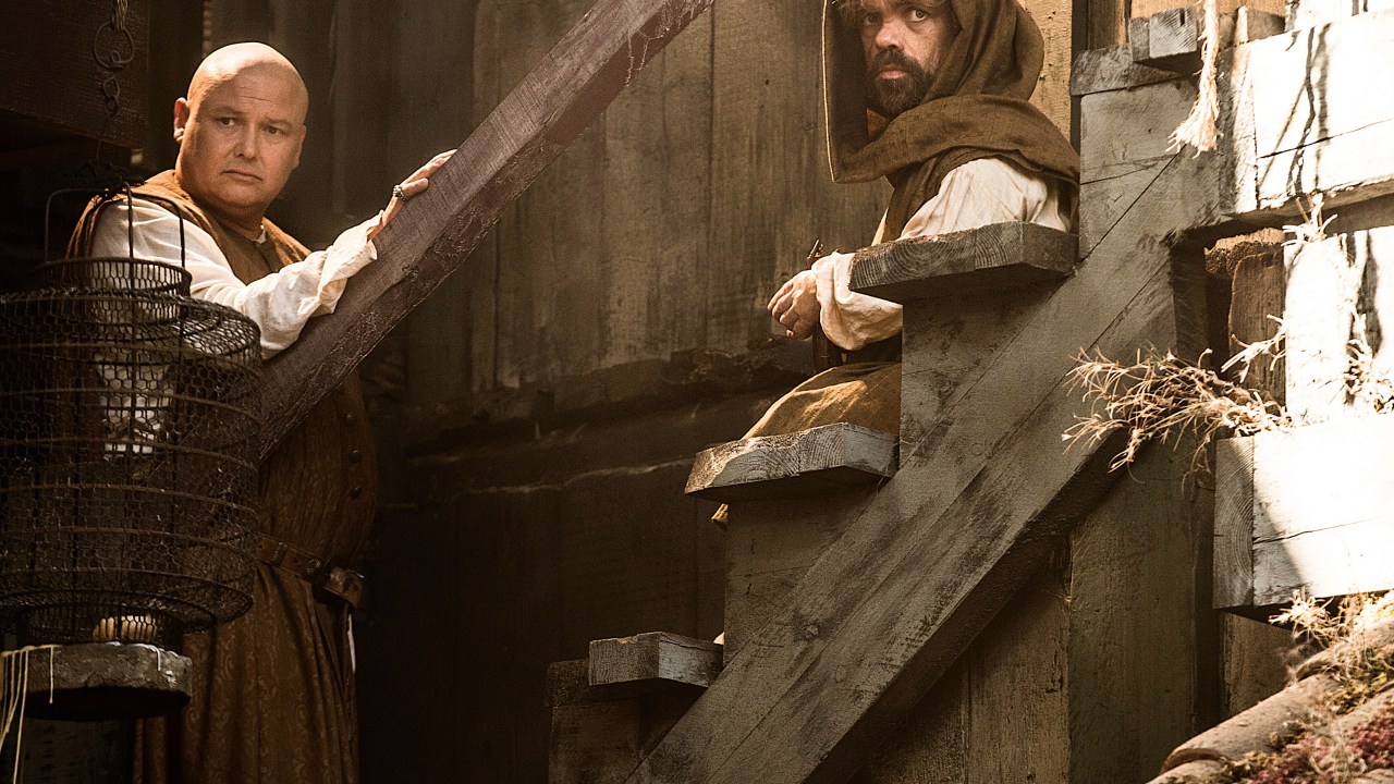 À MARGEM DO PODER – O cortesão Varys (Conleth Hill) e o anão Tyrion (Peter Dinklage) na nova condição de exilados: disputa permanente pelo Trono de Ferro