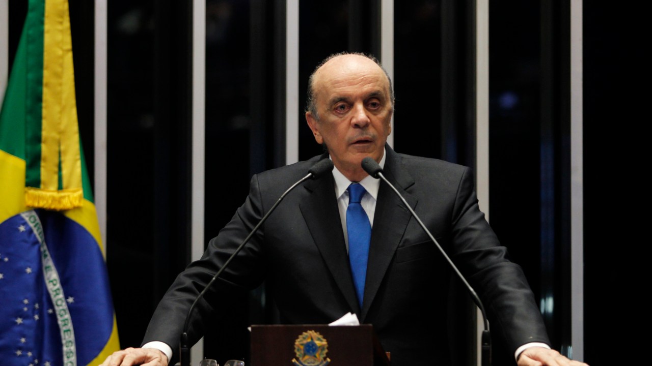 José Serra (PSDB-SP) discursa na tribuna do Senado antes da votação do impeachment