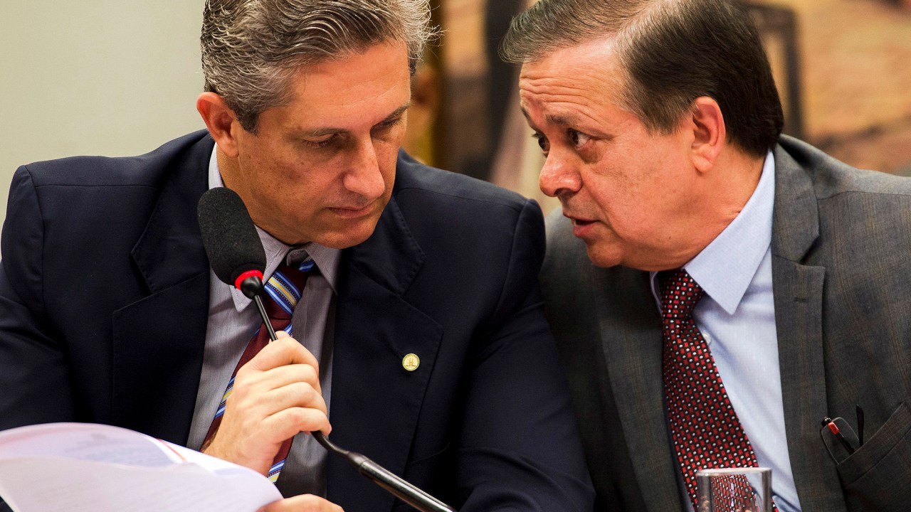 O presidente da comissão especial do impeachment, Rogério Rosso (PSD-DF), e o relator, Deputado Jovair Arantes (PTB-GO), durante sessão da comissão, que analisa a denúncia contra a presidente Dilma Rousseff, por crime de responsabilidade fiscal, em Brasília (DF), nesta quinta-feira (31). Nesta sessão, a comissão ouve a defesa da presidente