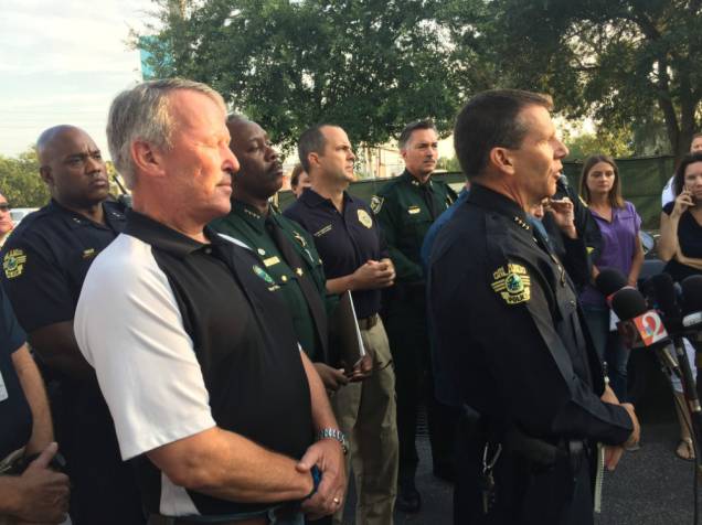 Policiais durante a coletiva de imprensa após tiroteio em boate de Orlando