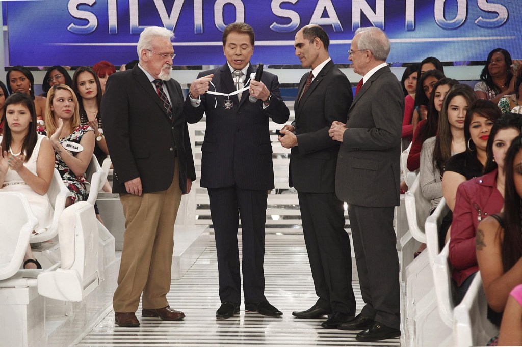 Silvio Santos é condecorado com a Comenda da Ordem do Mérito Infante Dom Henrique