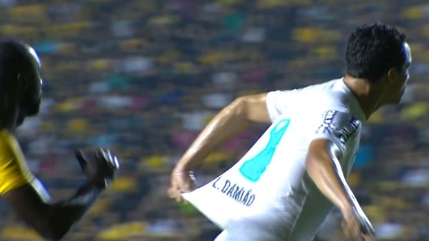 Damião puxa a própria camisa no lance controverso contra o Criciúma