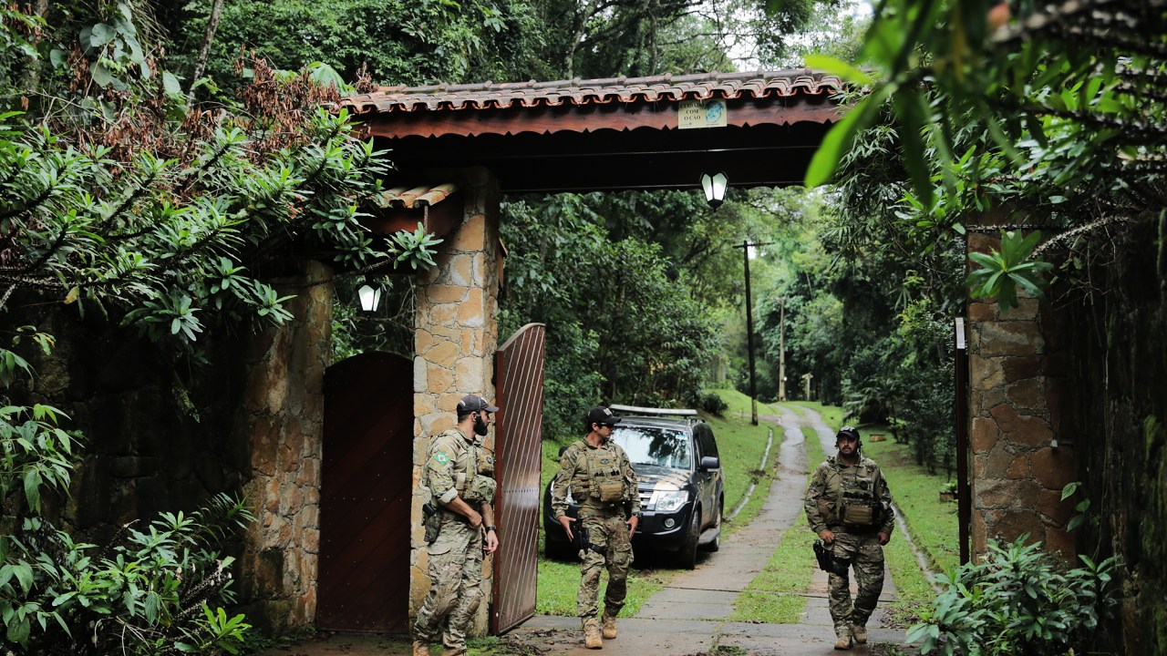 Polícia Federal faz buscas no sítio frequentado pelo ex-presidente Lula e por familiares em Atibaia, no interior de São Paulo, na sexta-feira (04)