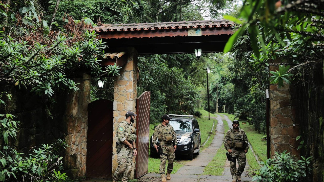 Polícia Federal faz buscas no sítio frequentado pelo ex-presidente Lula e por familiares em Atibaia, no interior de São Paulo, na sexta-feira (04)