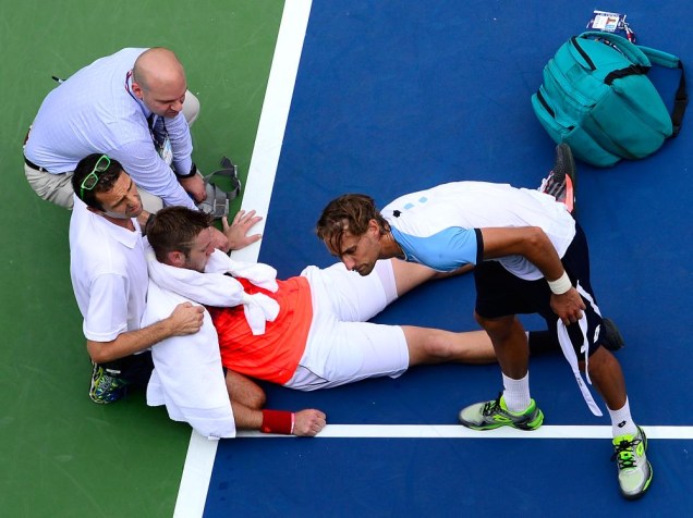 Tenista Jack Sock é atendido pelos médicos durante a partida contra o belga belga Rubens Bemelmans no US Open