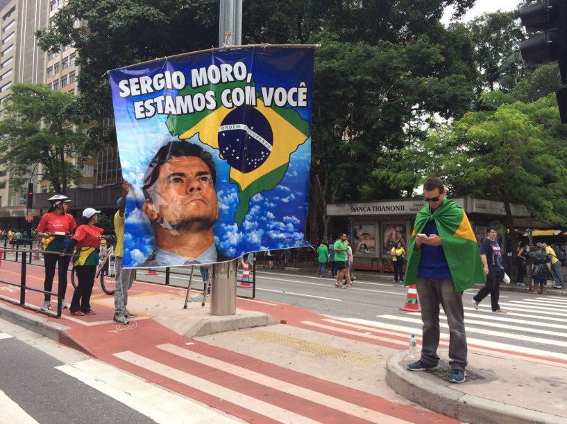 Movimentação do protesto contra o governo Dilma Rousseff (PT) na Avenida Paulista em São Paulo, SP, neste domingo (13). A manifestação foi organizada pelo movimento Vem Pra Rua