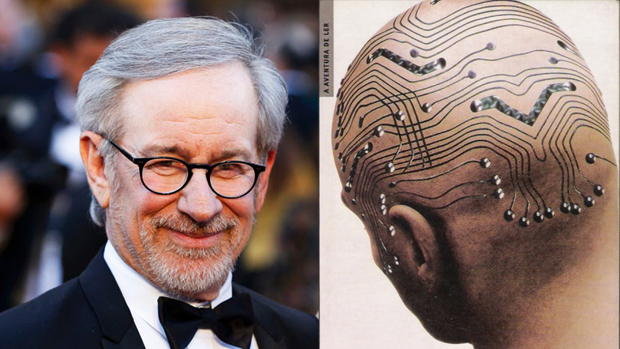 O cineasta Steven Spielberg e a capa brasileira de 'Admirável Mundo Novo', de Aldous Huxley