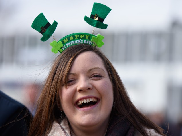 Londres comemora St. Patricks Day com desfiles nas ruas