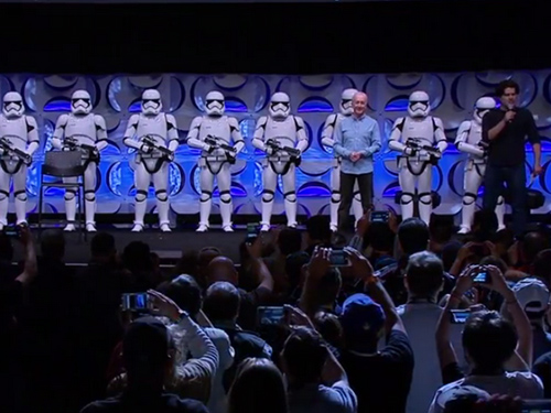Stormtroopers com novas armaduras ao lado de Anthony Daniels, intérprete de C3PO