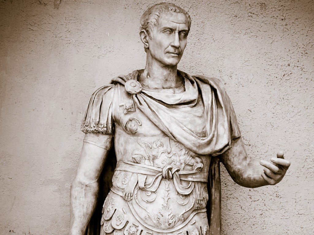 Estátua do general romano Júlio César, assassinado em 15 de março de 44 a.C. por senadores alarmados com seu crescente poder: “Cuidado com os Idos de Março”