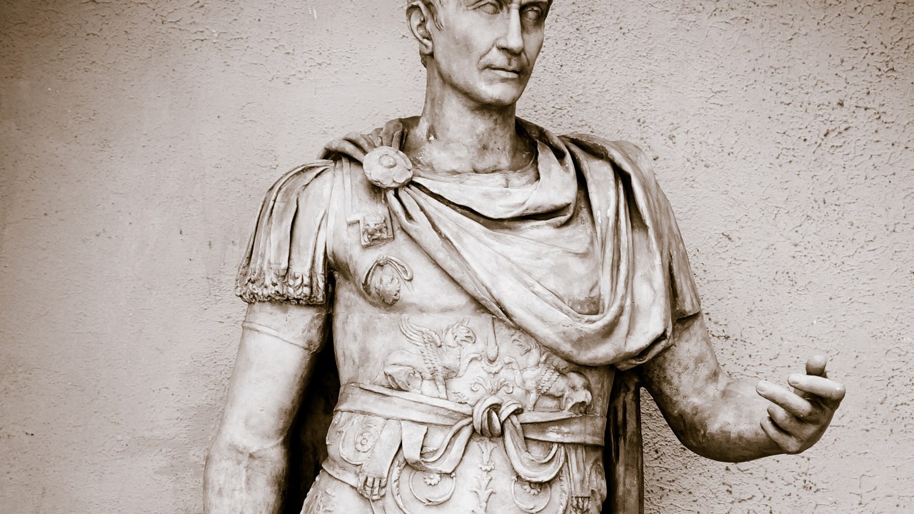 Estátua do general romano Júlio César, assassinado em 15 de março de 44 a.C. por senadores alarmados com seu crescente poder: “Cuidado com os Idos de Março”