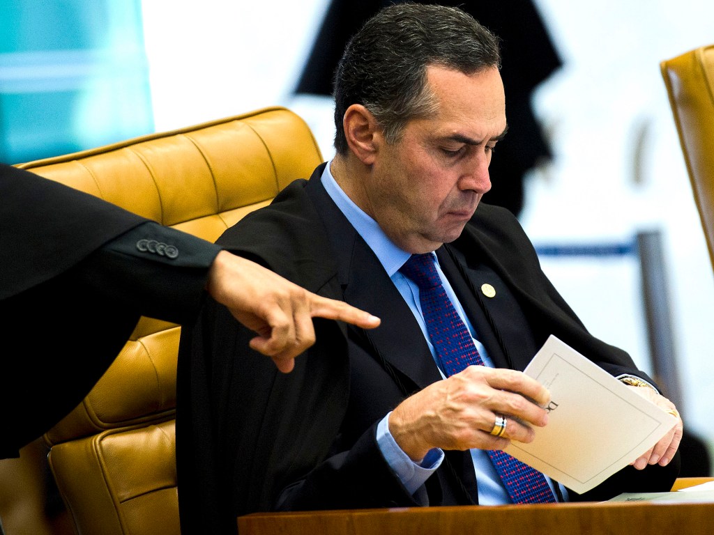 Luís Roberto Barroso na sessão plenária do STF (Supremo Tribunal Federal), sob a presidência do ministro Ricardo Lewandowski, onde é julgado o rito do impeachment da presidente Dilma a ser conduzido pela Câmara dos Deputados