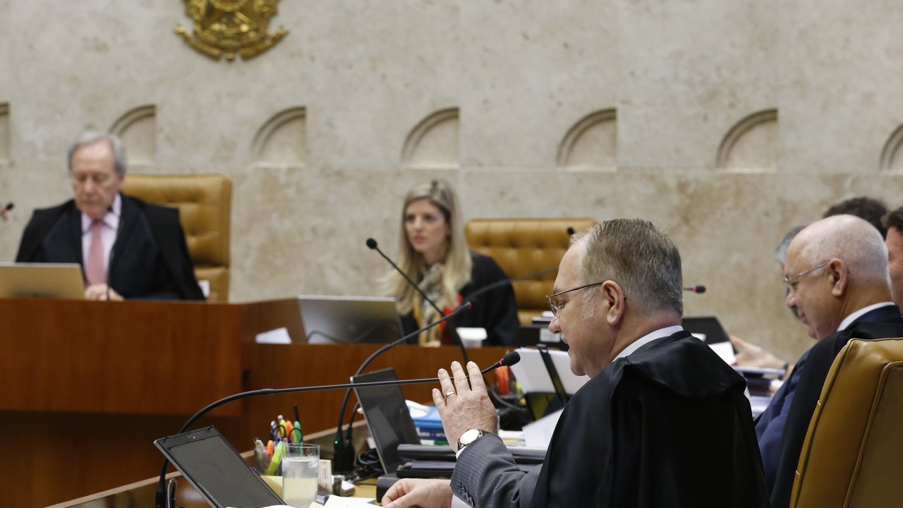 Os ministros do STF se reúnem para discutir como deve ser rito para pedido de impeachment da presidente Dilma Rousseff adotado na Câmara dos Deputados, nesta quarta-feira (16), em sessão do Supremo Tribunal Federal, em Brasília (DF)