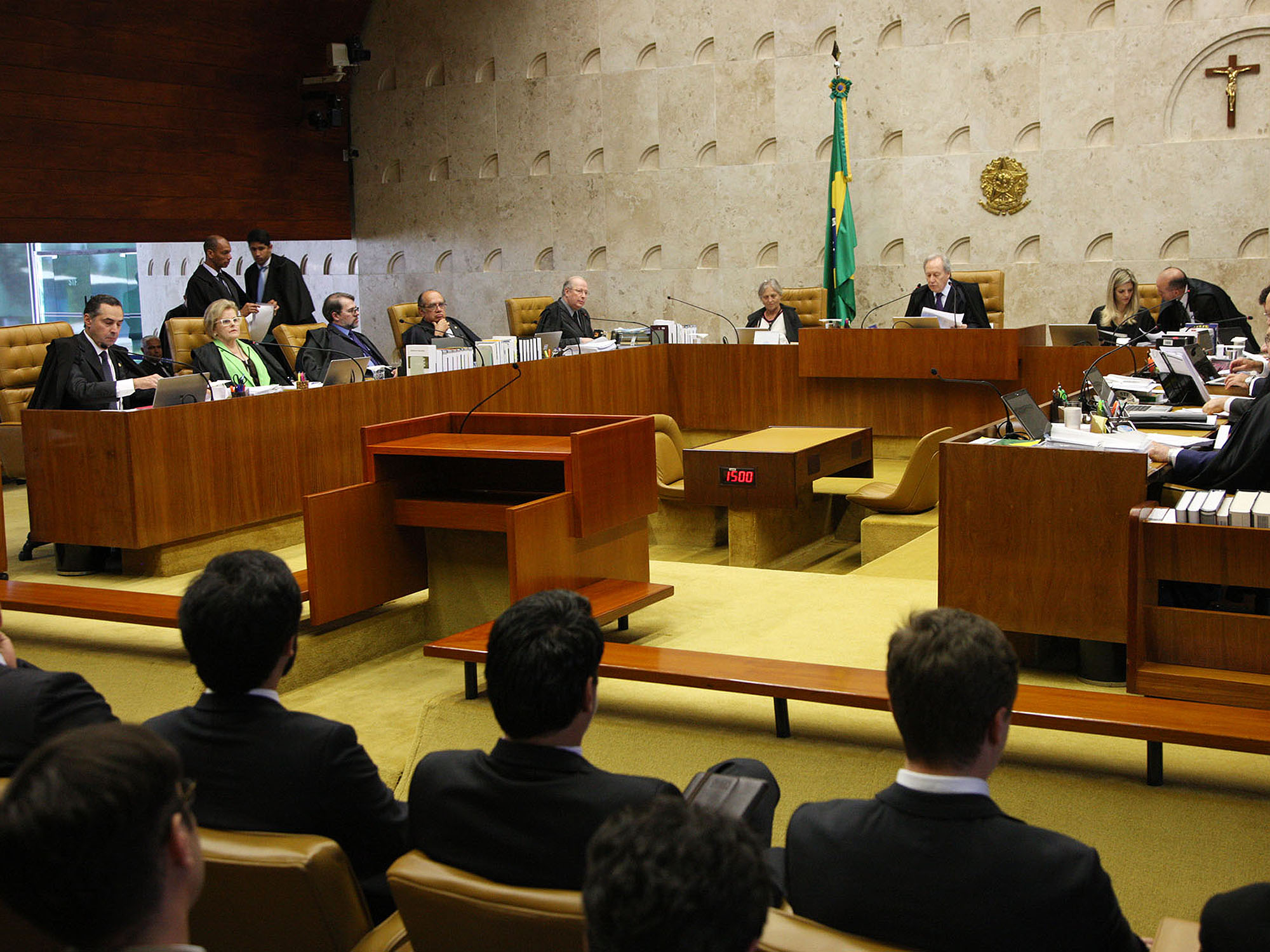 O STF (Supremo Tribunal Federal) retoma, nesta quinta-feira (17), o julgamento sobre o rito do processo de impeachment da presidente Dilma Rousseff. O pedido de destituição foi aceito pelo presidente da Câmara, Eduardo Cunha (PMDB-RJ)