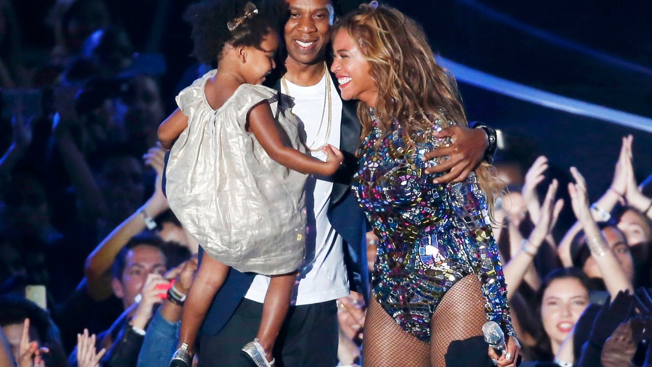 Beyoncé, Jay-Z e Blue Ivy no palco do VMA 2014