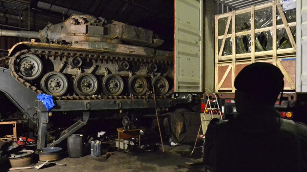Tanque de guerra é encontrado ao lado de carga roubada na Zona Sul