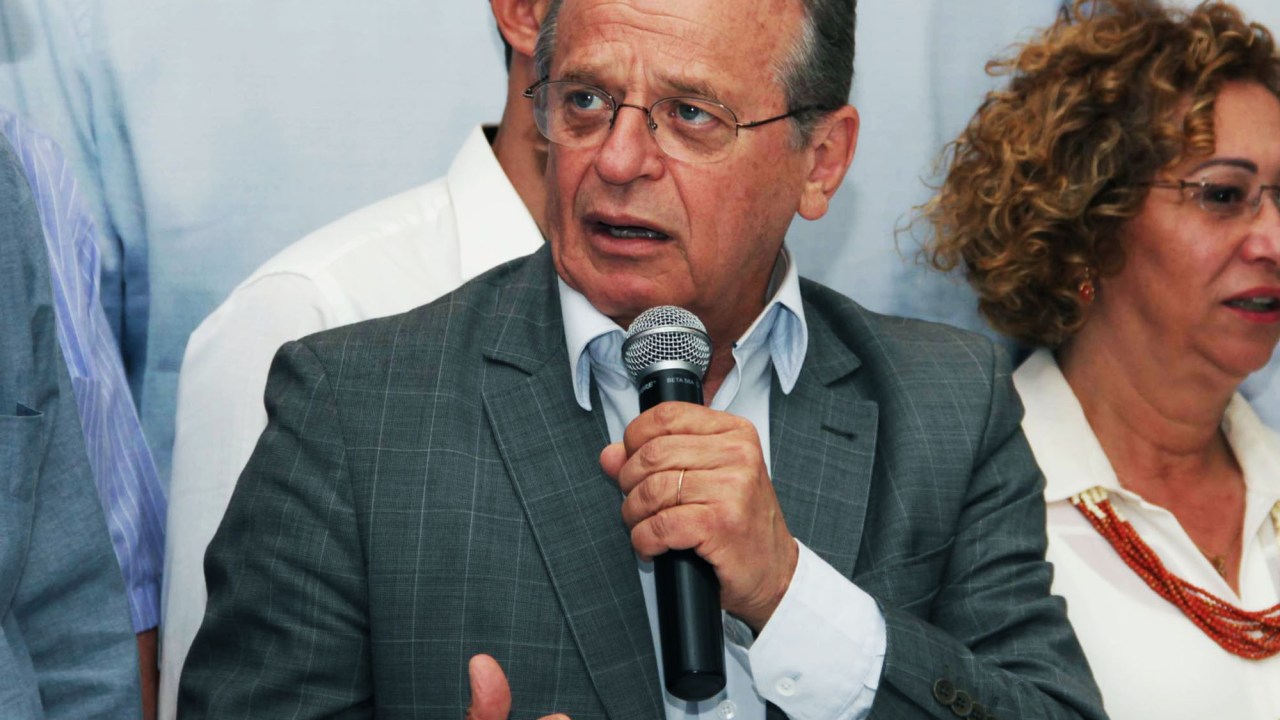 O governador do Rio Grande do Sul e o candidato derrotado na reeleição, Tarso Genro concede coletiva em Porto Alegre (RS)
