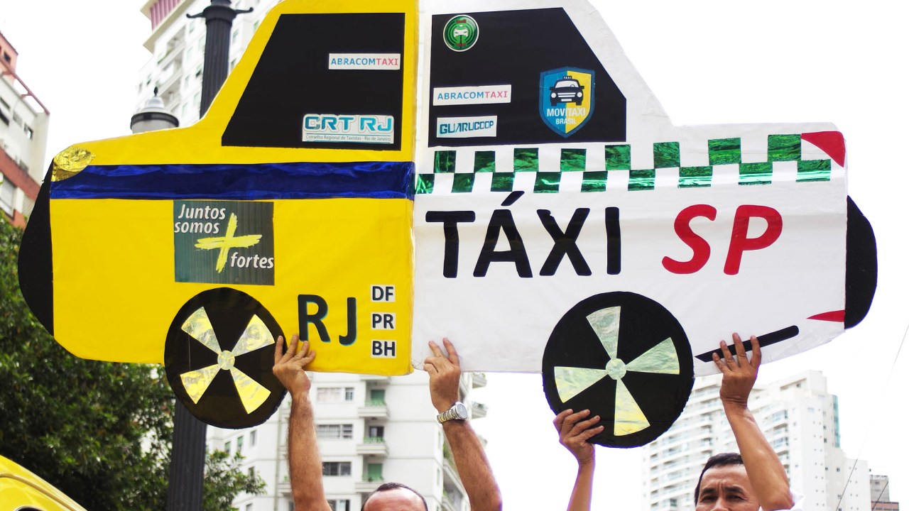 Taxistas protestando nas imediações da Câmara de São Paulo, contra o aplicativo Uber
