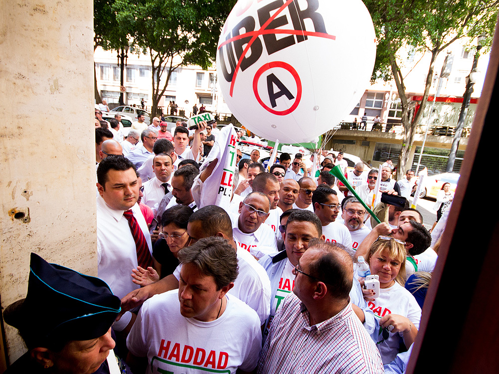 Manifestantes protestam em frente à Prefeitura de São Paulo, no centro, nesta quinta-feira (08) - O prefeito de São Paulo, Fernando Haddad (PT), permitirá o uso do aplicativo Uber na cidade de São Paulo