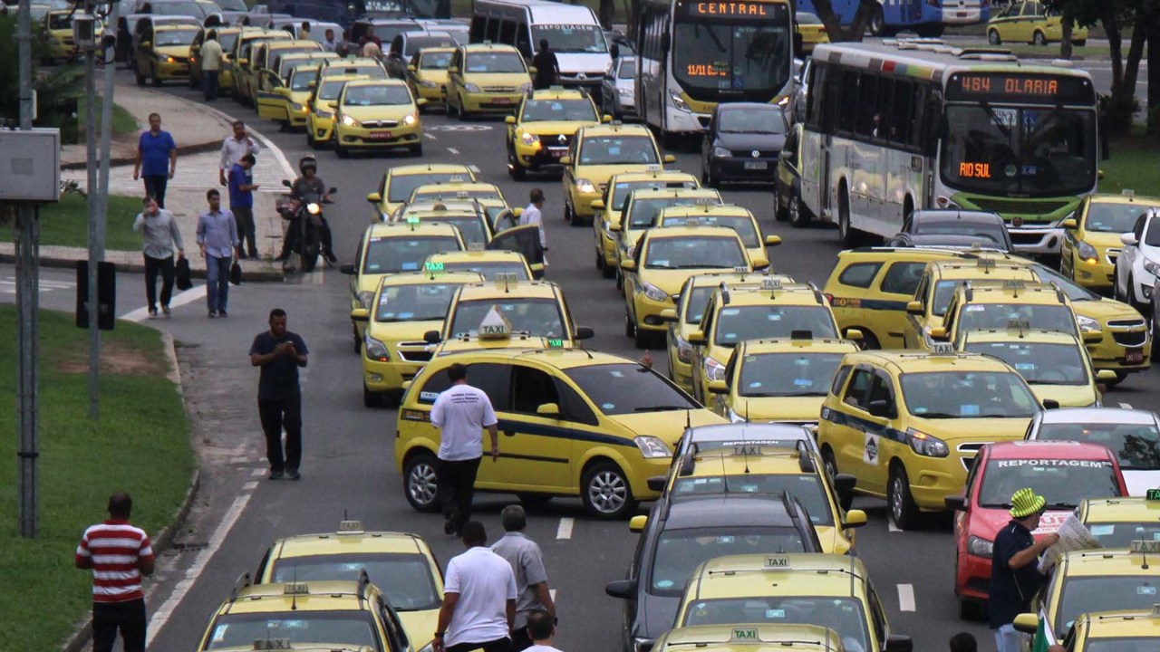 Taxistas realizam carreata em protesto contra o aplicativo Uber em direção à prefeitura, no Rio de Janeiro