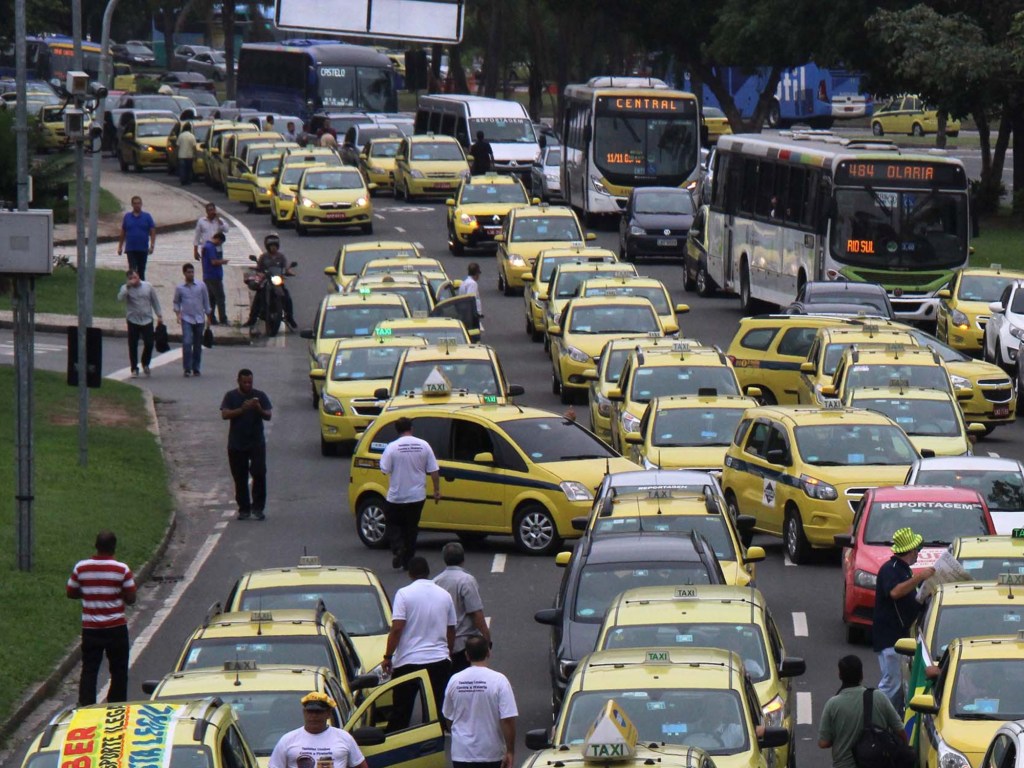 Taxistas realizam carreata em protesto contra o aplicativo Uber em direção à prefeitura, no Rio de Janeiro