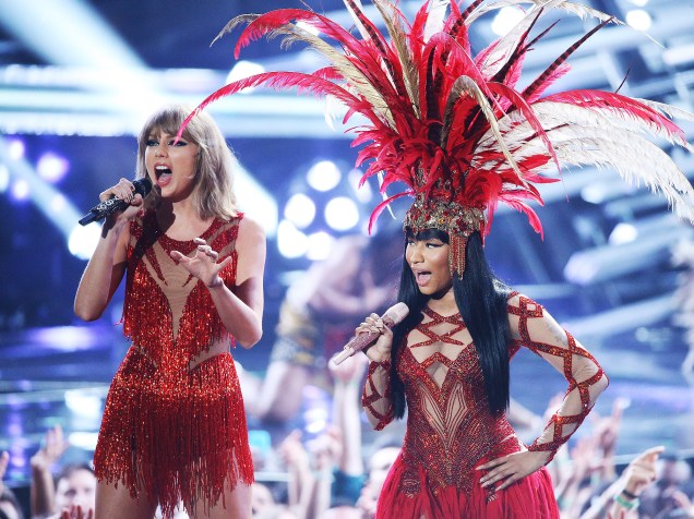 Taylor Swift e Nicki Minaj durante o Video Music Awards, da MTV, em Los Angeles, neste domingo (30)