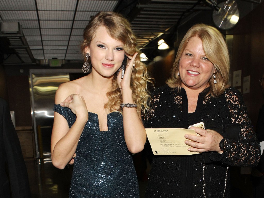 A cantora Taylor Swift ao lado de sua mãe, Andrea Finlay