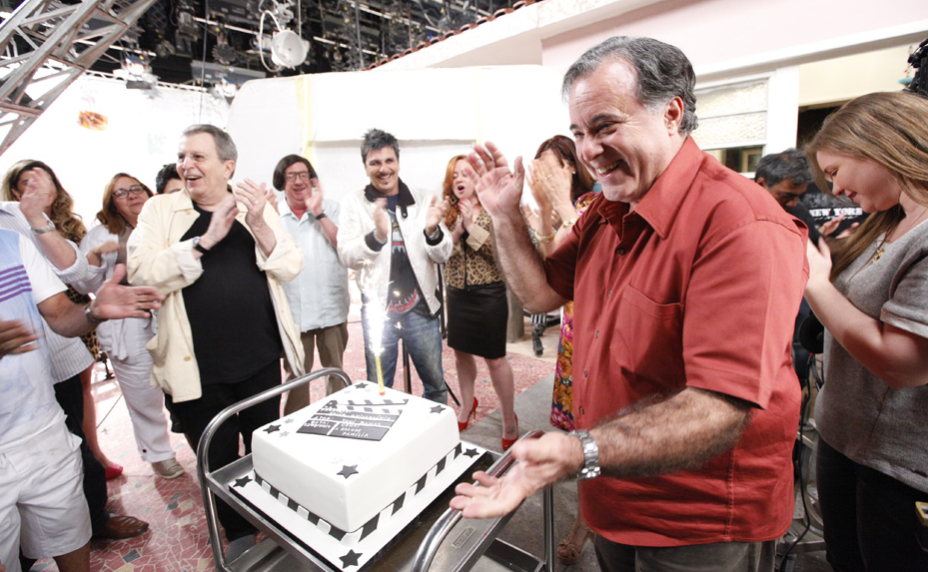 Atores e equipe técnica comemoram o final das gravações de A Grande Família