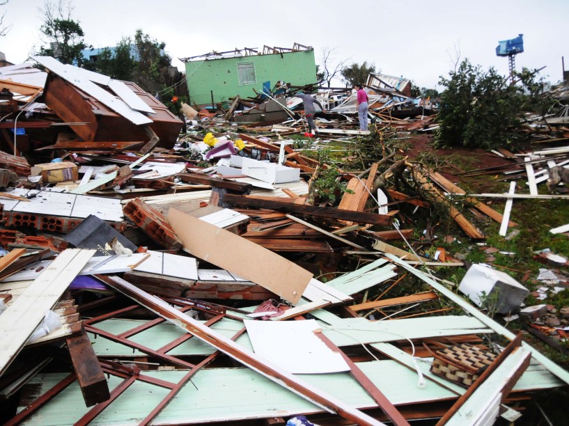 Moradores de Xanxerê reviram escombros em busca de pertences. Ao menos 2.600 casas foram atingidas em seis bairros e 1.000 pessoas estão desabrigadas