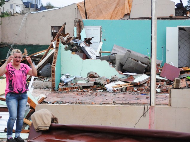 Moradores de Xanxerê reviram escombros em busca de pertences. Ao menos 2.600 casas foram atingidas em seis bairros e 1.000 pessoas estão desabrigadas