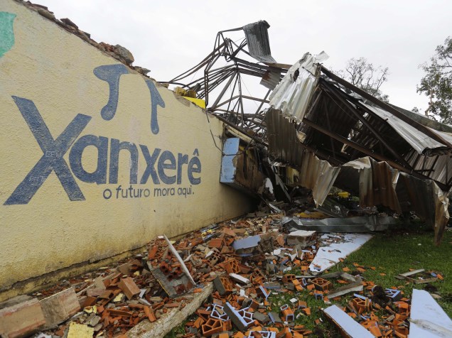 Ginásio de esportes de Xanxêre destruído após tornado na cidade - 22/04/2015