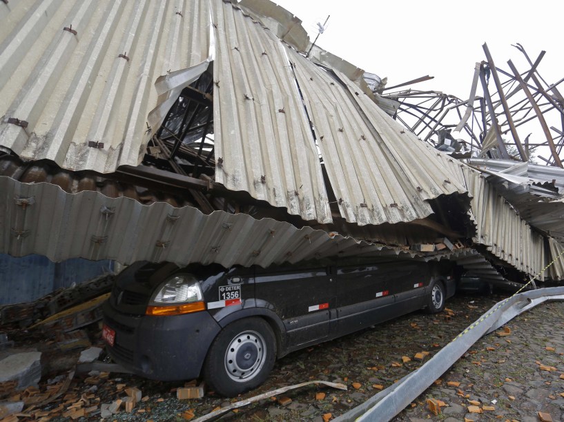 Destroços causados na cidade de Xanxerê (SC), após tornado. Ao menos duas pessoas morreram e mil ficaram desabrigadas - 22/04/2015