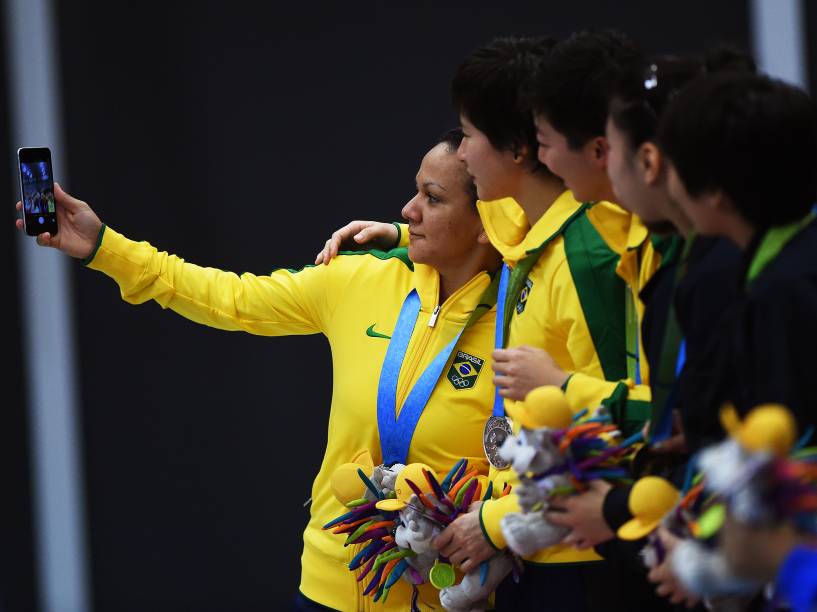 Equipe feminina brasileira de tênis de mesa comemora a medalha de prata nos Jogos Pan-Americanos de 2015, em Toronto, Canadá