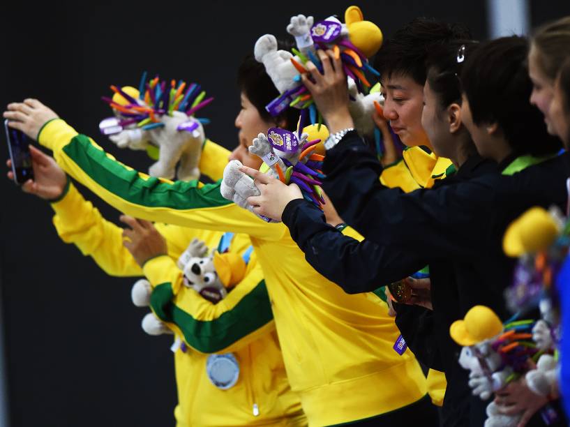 Equipe feminina brasileira de tênis de mesa comemora a medalha de prata nos Jogos Pan-Americanos de 2015, em Toronto, Canadá