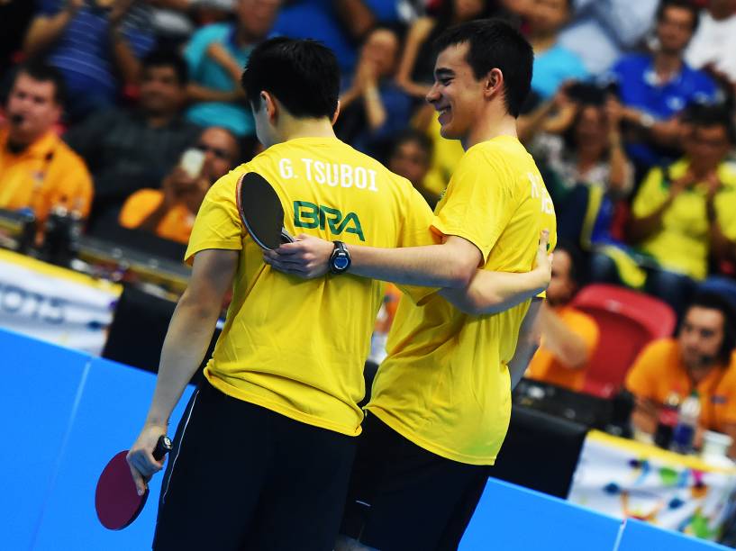 Gustavo Tsuboi e Hugo Calderano durante a disputa masculina pela medalha de ouro contra a equipe do Paraguai na competição de tênis de mesa dos Jogos Pan-Americanos 2015