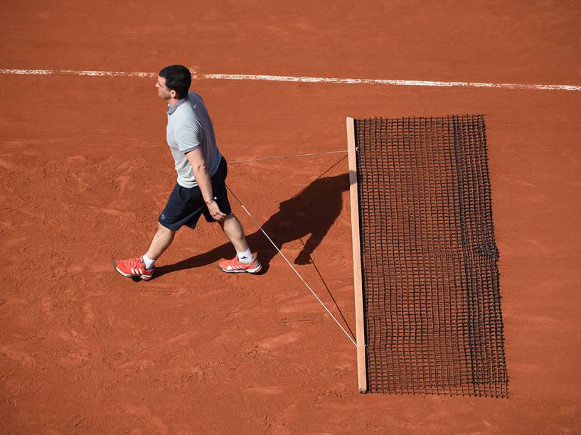 Funcionário ajusta o piso da quadra de saibro Suzanne Lenglen, durante a segunda rodada Aberto da França