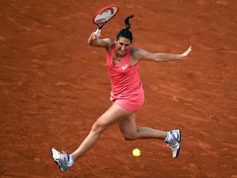 A francesa Virginie Razzano retorna a bola durante partida contra a espanhola Carla Suarez Navarro