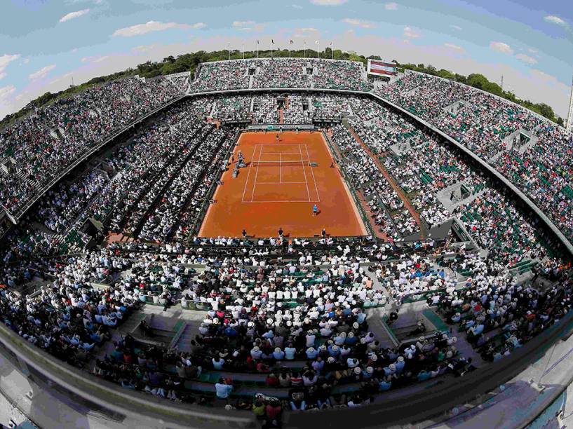 Visão geral da quadra central Philippe Chatrier durante partida entre o argentino Diego Schwartzman e o francês Gael Monfils em Roland Garros