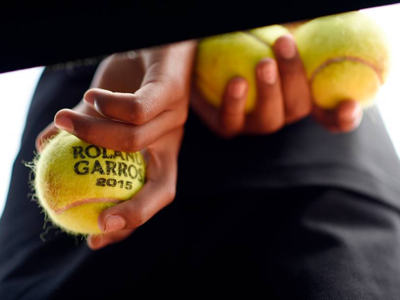 Menino aguarda para distribuir as bolinhas durante jogo entre a francesa Alize Cornet e a croata Mirjana Lucic-Baroni