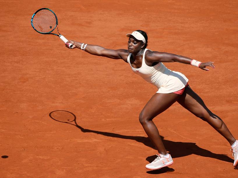 A americana Sloane Stephens retorna a bola para a compatriota Serena Williams