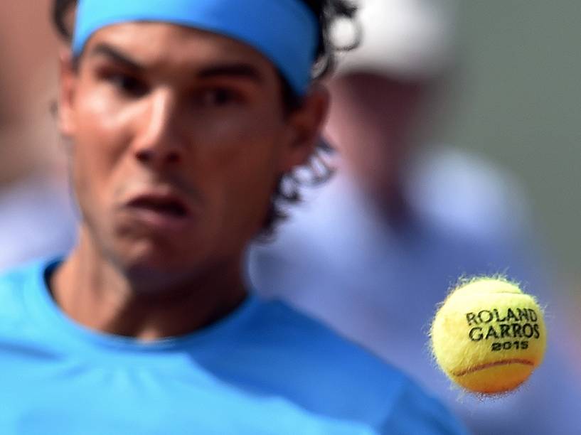 O espanhol Rafael Nadal retorna a bola na partida contra o americano Jack Sock