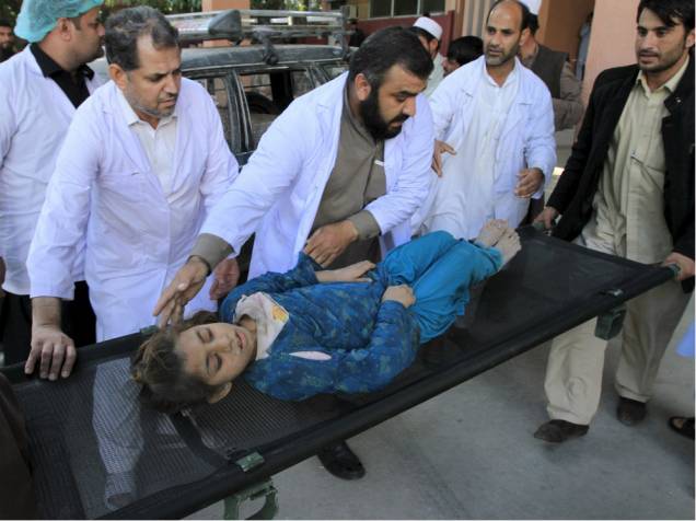 Mulher é atendida em Jalalabad, no Afeganistão, após tremor de 7,5 graus sacudir o país - 26/10/2015