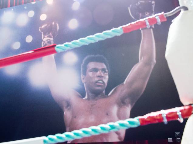 Muhammad Ali, nascido em Kentucky, EUA foi um dos maiores campeões de boxe dos anos 1970 e o primeiro da categoria peso-pesado a ganhar o cinturão três vezes