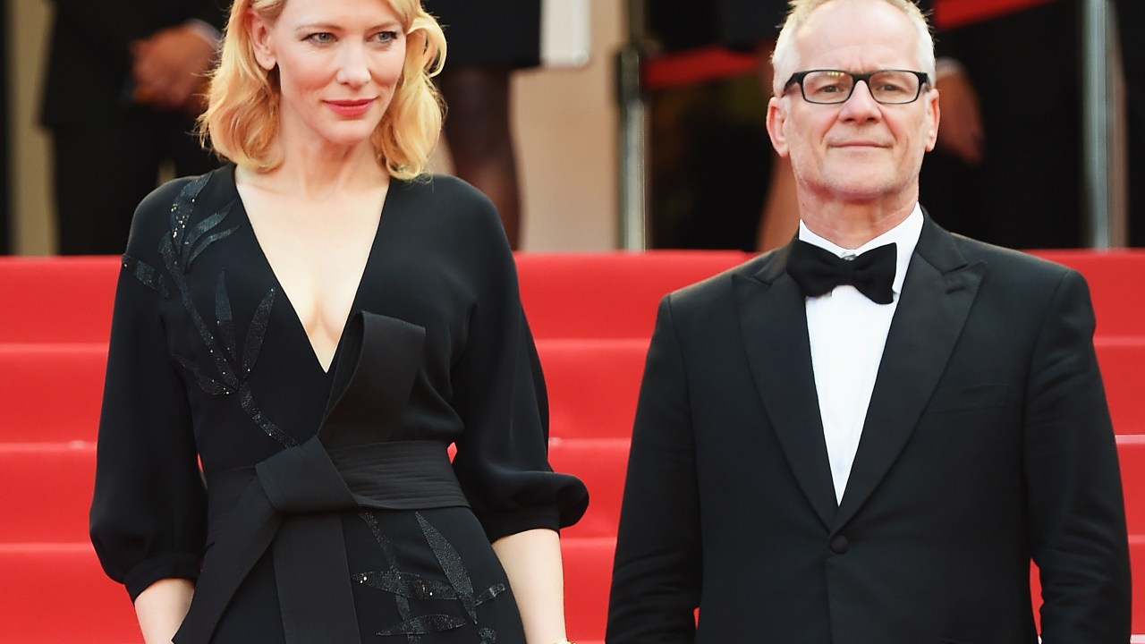 A atriz Cate Blanchett ao lado do diretor Thierry Frémaux durante apresentação do filme 'Sicario' em Cannes
